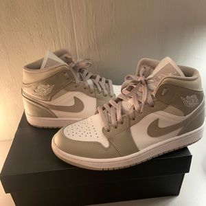Air Jordan mid 8.5W 7.5M